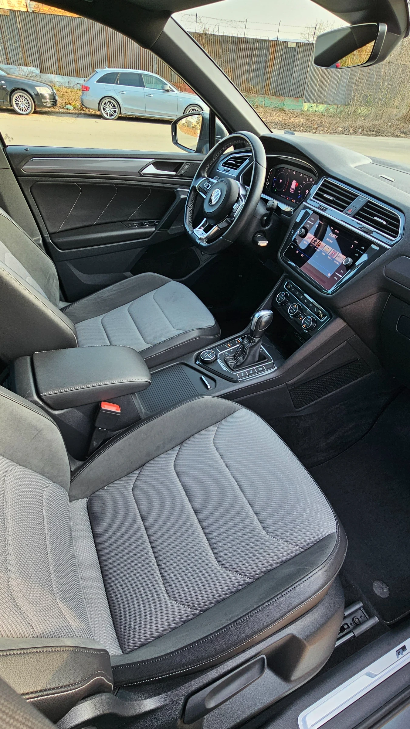 VW Tiguan Volkswagen Tiguan R-Line 4х4, снимка 13 - Автомобили и джипове - 53892367