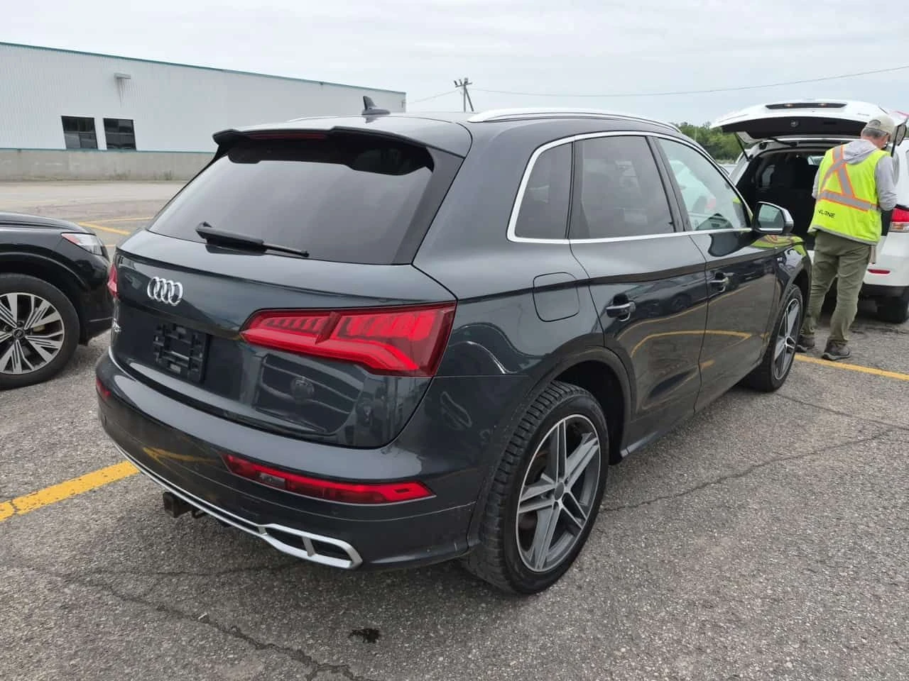 Audi SQ5 * PROGRESSIV * CARFAX * БЕЗ ПЪРВОНАЧАЛНА ВНОСКА, снимка 3 - Автомобили и джипове - 55076278