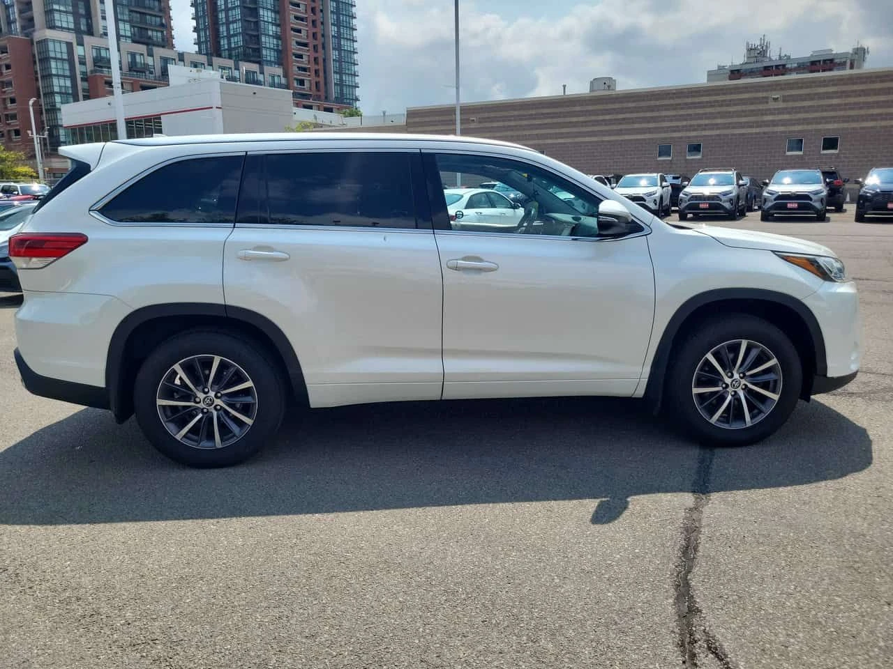 Toyota Highlander * XLE *  ГЛАВНО ПРЕДСТАВИТЕЛСТВО НА TOYOTA, снимка 3 - Автомобили и джипове - 55452298