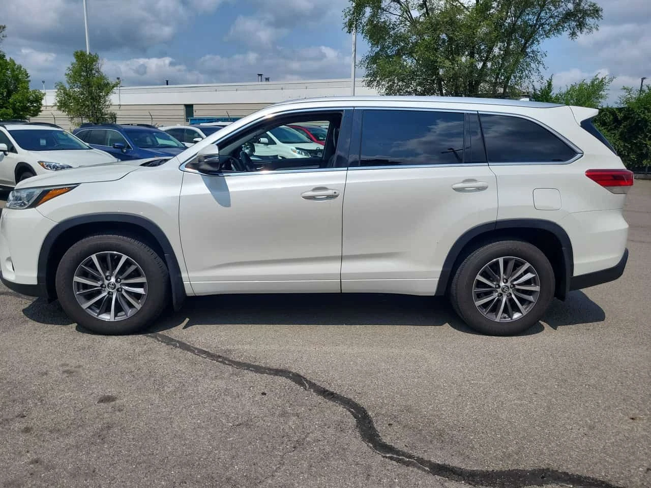 Toyota Highlander * XLE *  ГЛАВНО ПРЕДСТАВИТЕЛСТВО НА TOYOTA, снимка 2 - Автомобили и джипове - 55452298