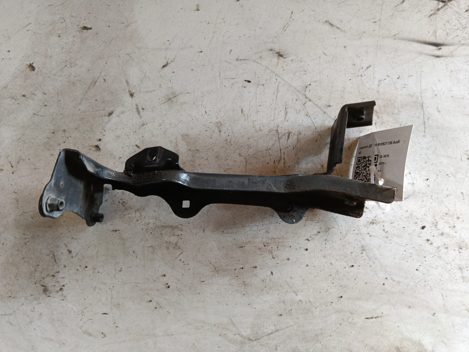 държач ДЕСЕН 8V0821136 Audi A3