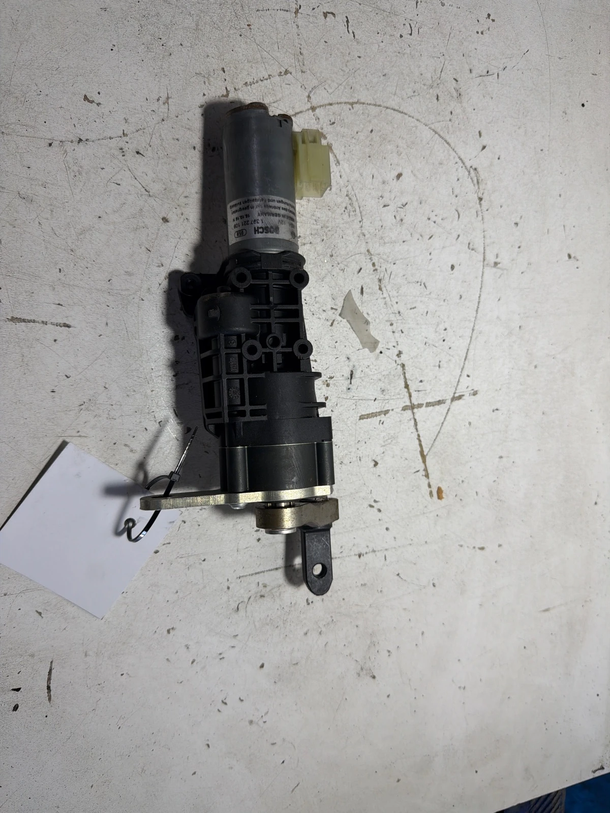ел. моторче заден капак ляво 4G9827851E Audi A6