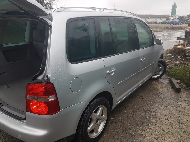 VW Touran, снимка 16 - Автомобили и джипове - 49522633