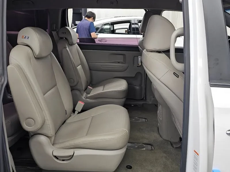 Kia Carnival 9-Seater Luxury, снимка 12 - Автомобили и джипове - 56725972