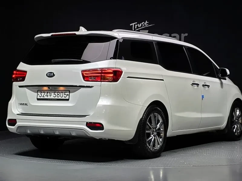 Kia Carnival 9-Seater Luxury, снимка 2 - Автомобили и джипове - 56725972