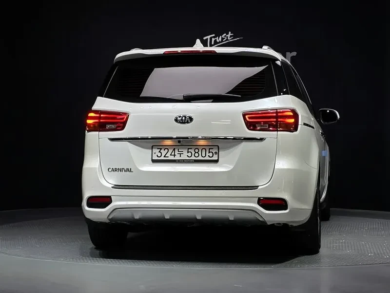 Kia Carnival 9-Seater Luxury, снимка 4 - Автомобили и джипове - 56725972