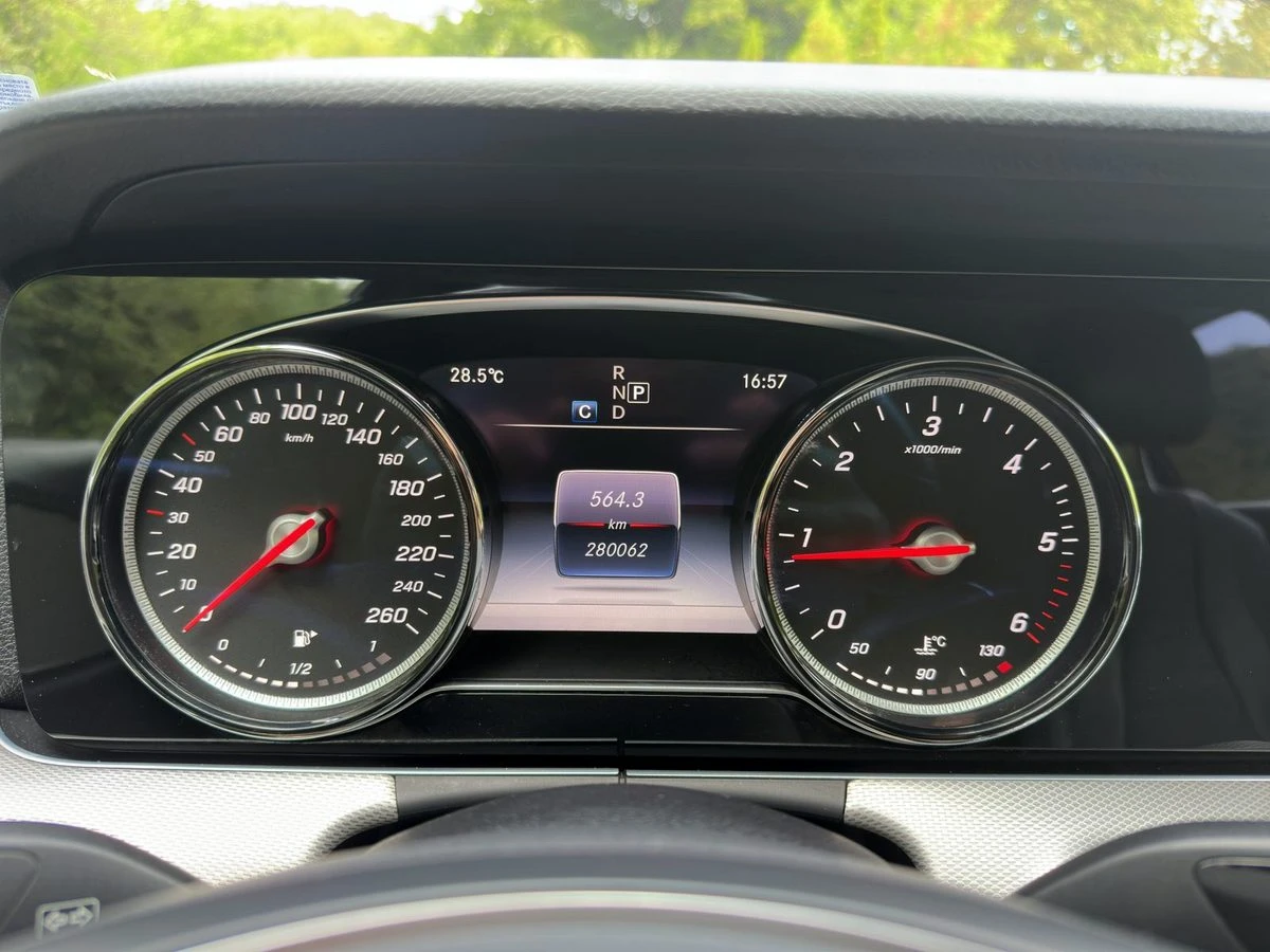 Mercedes-Benz E 220 4 MATIC - изображение 9