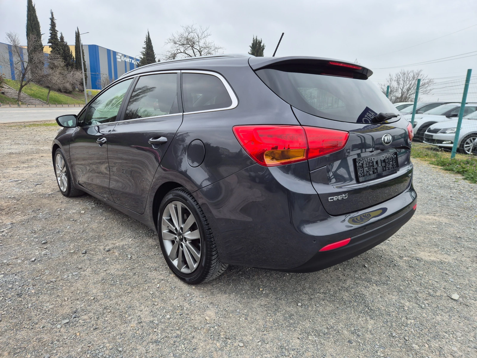 Kia Ceed 1.6CRDI 128кс, снимка 3 - Автомобили и джипове - 53993441