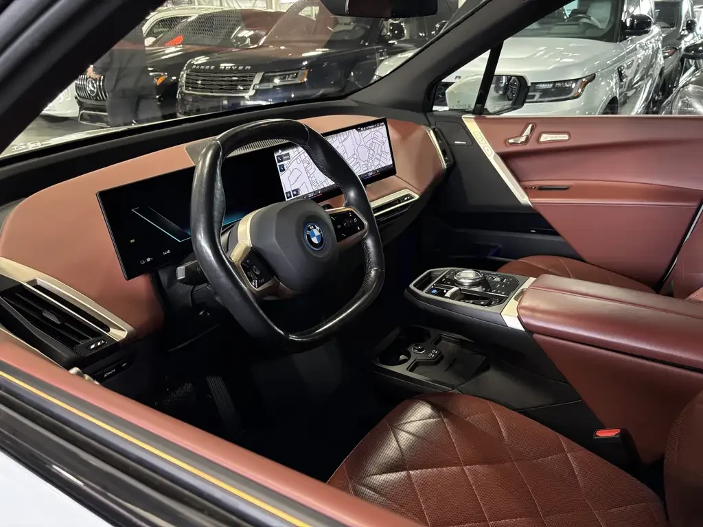 BMW iX XDRIVE* 50* AWD* ОБДУХВАНЕ* МАСАЖ* ХЕДЪП* ДИСТРОНИ, снимка 9 - Автомобили и джипове - 55050900