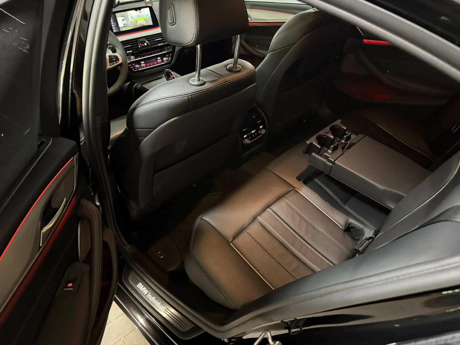 BMW 540 Individual* Harman Kardon* HUD* 360* ЛИЗИНГ, снимка 10 - Автомобили и джипове - 55577348