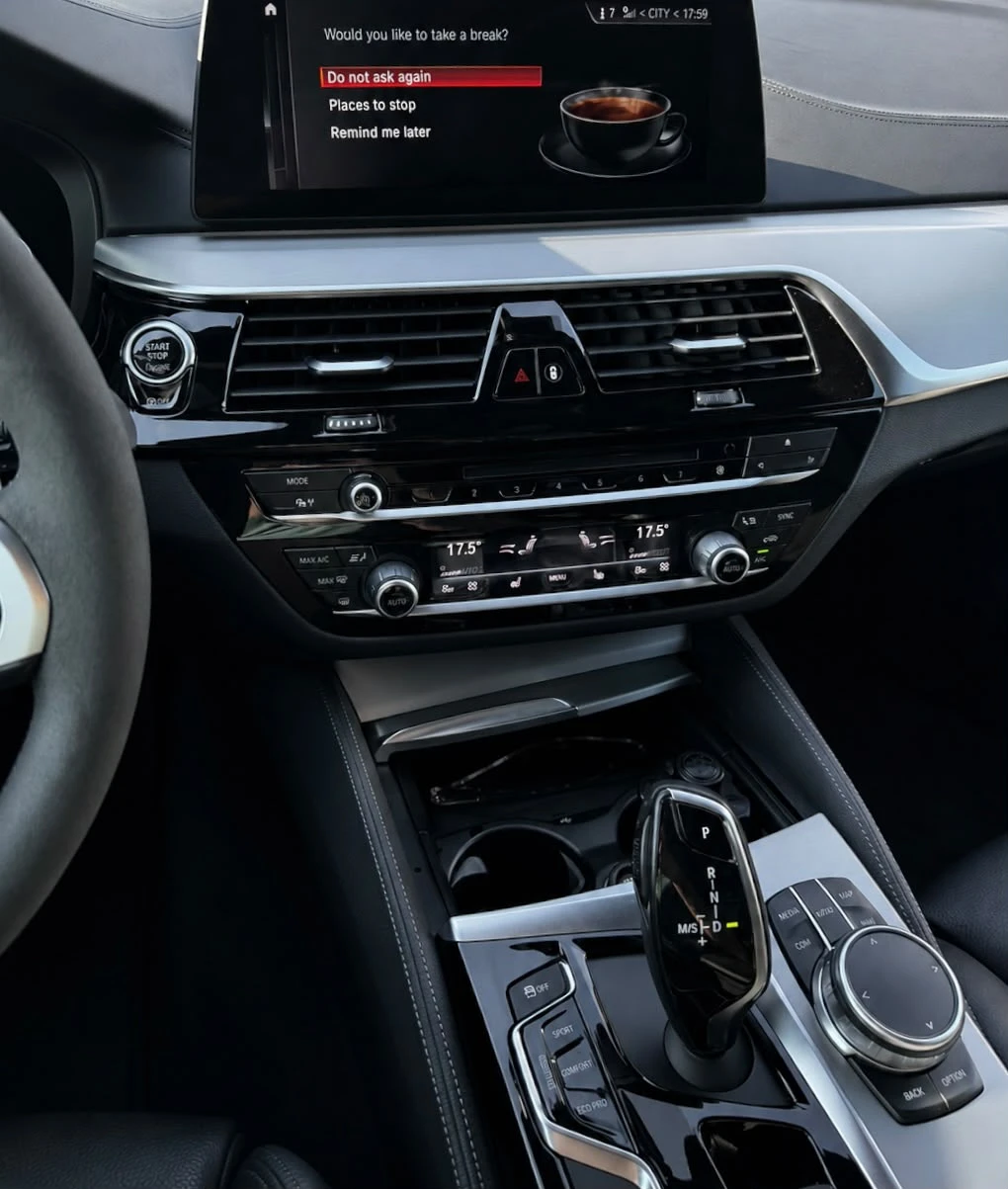 BMW 540 Individual* Harman Kardon* HUD* 360* ЛИЗИНГ, снимка 8 - Автомобили и джипове - 55577348