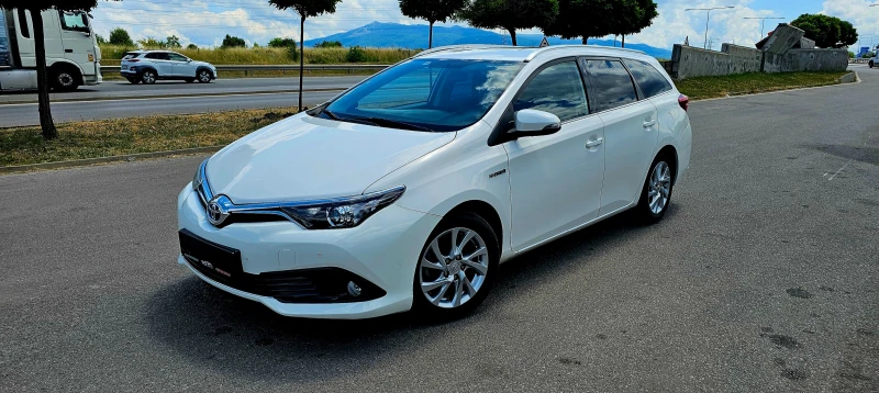 Toyota Auris 1.8   ХИБРИД