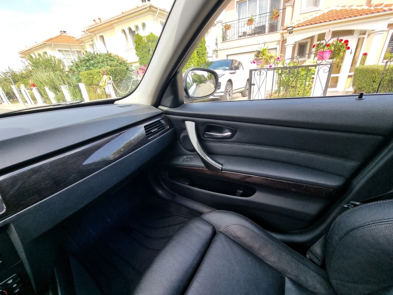 BMW 320 xDrive Edition, снимка 11 - Автомобили и джипове - 52538647