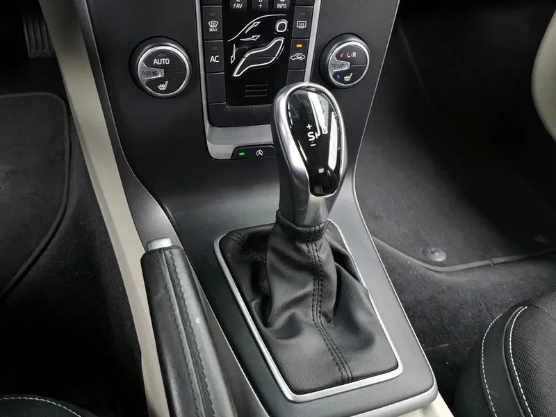 Volvo V40 1.6D, снимка 9 - Автомобили и джипове - 53792619