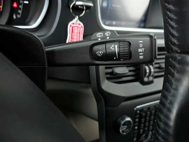 Volvo V40 1.6D, снимка 15 - Автомобили и джипове - 53792619