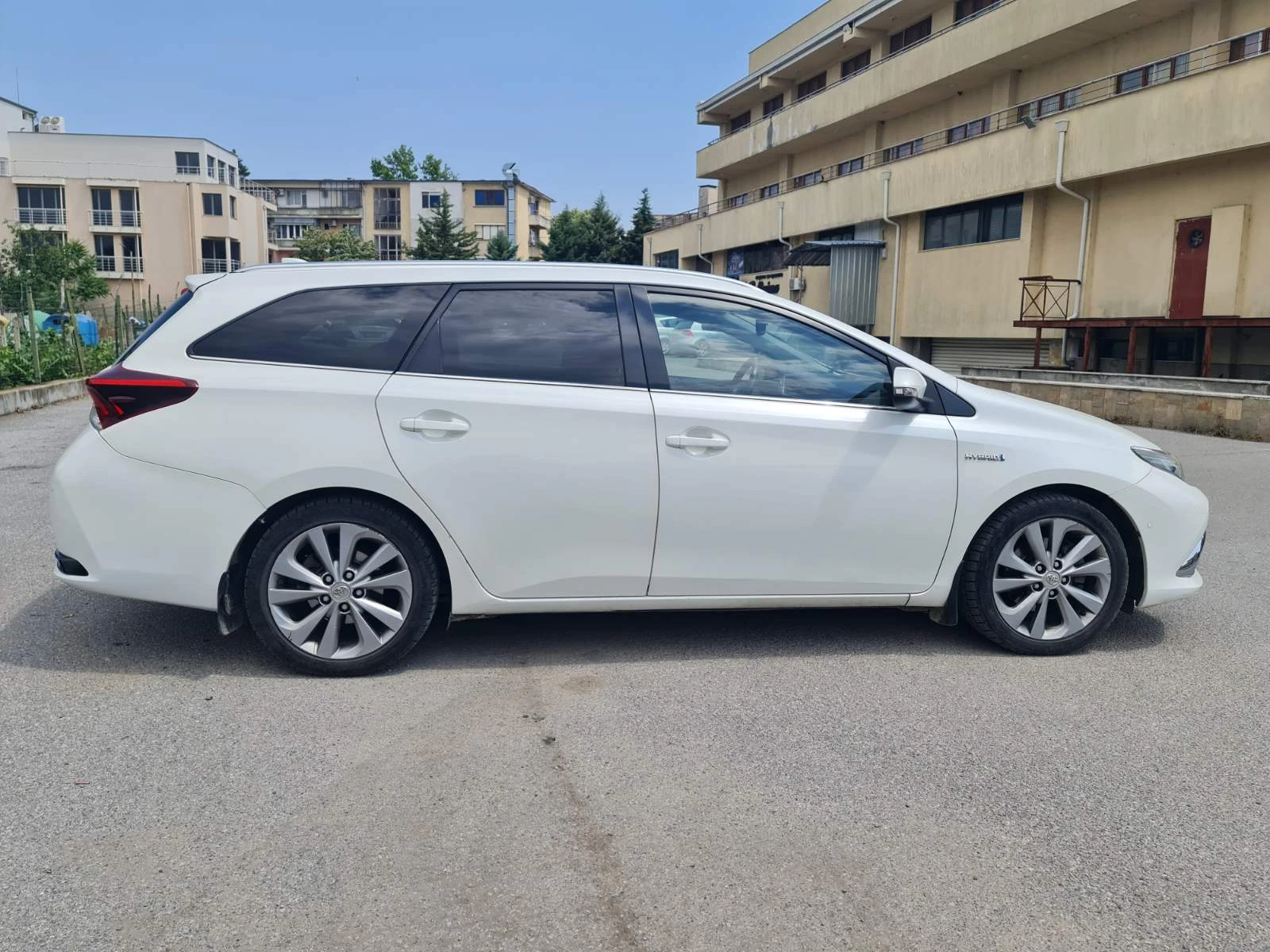 Toyota Auris 1.8  Touring Sports Hybrid/Газ - изображение 4
