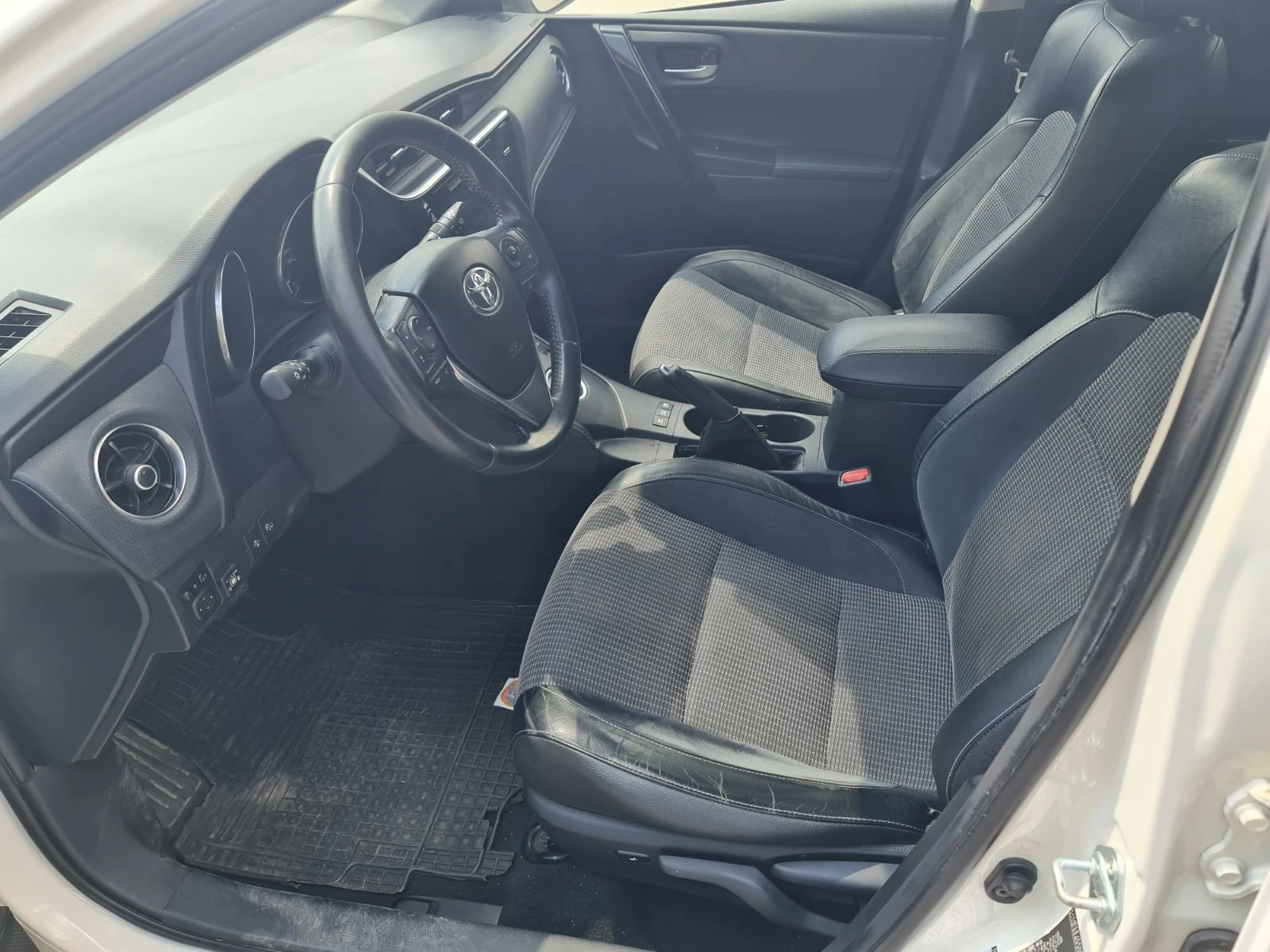 Toyota Auris 1.8  Touring Sports Hybrid/Газ - изображение 9