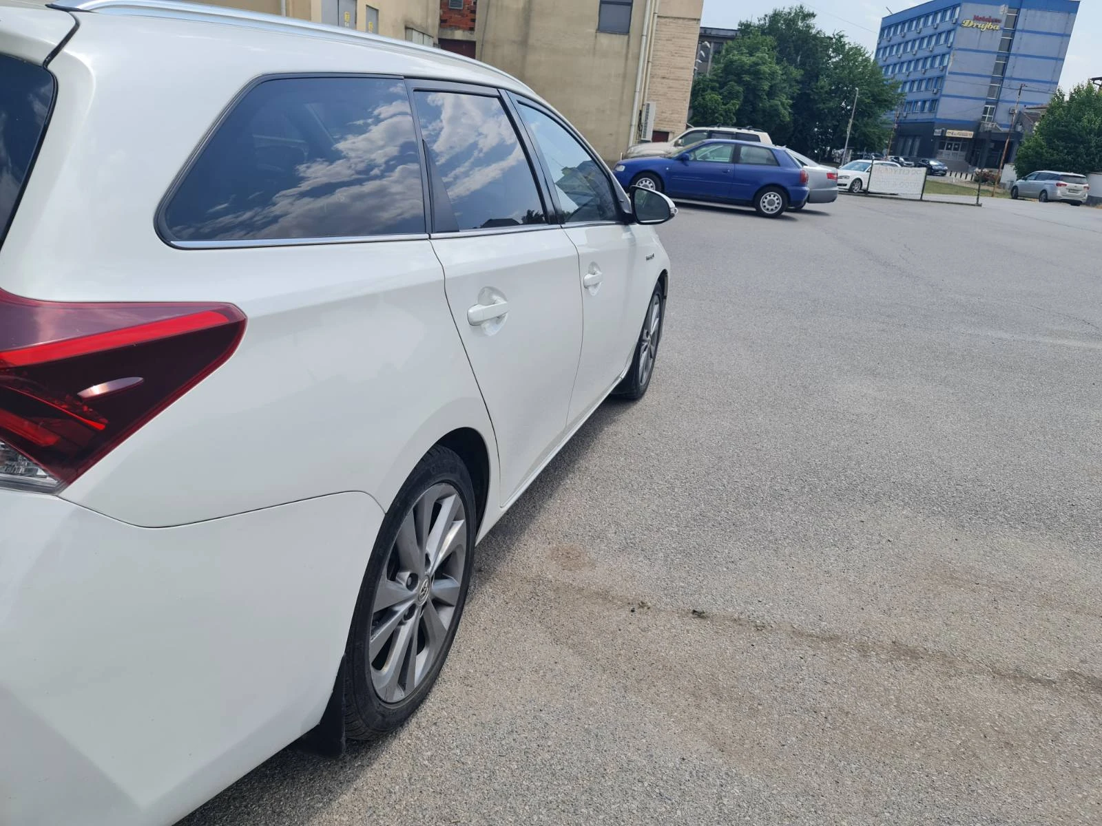 Toyota Auris 1.8  Touring Sports Hybrid/Газ - изображение 7