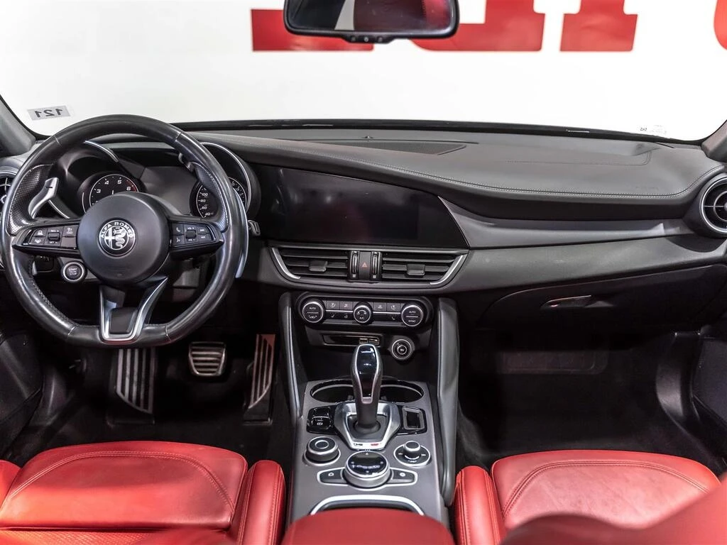 Alfa Romeo Giulia * Q4 VELOCE * CARFAX * ЦЕНА ДО БЪЛГАРИЯ - изображение 8