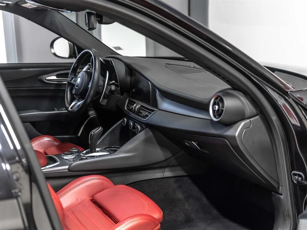 Alfa Romeo Giulia * Q4 VELOCE * CARFAX * ЦЕНА ДО БЪЛГАРИЯ - изображение 9