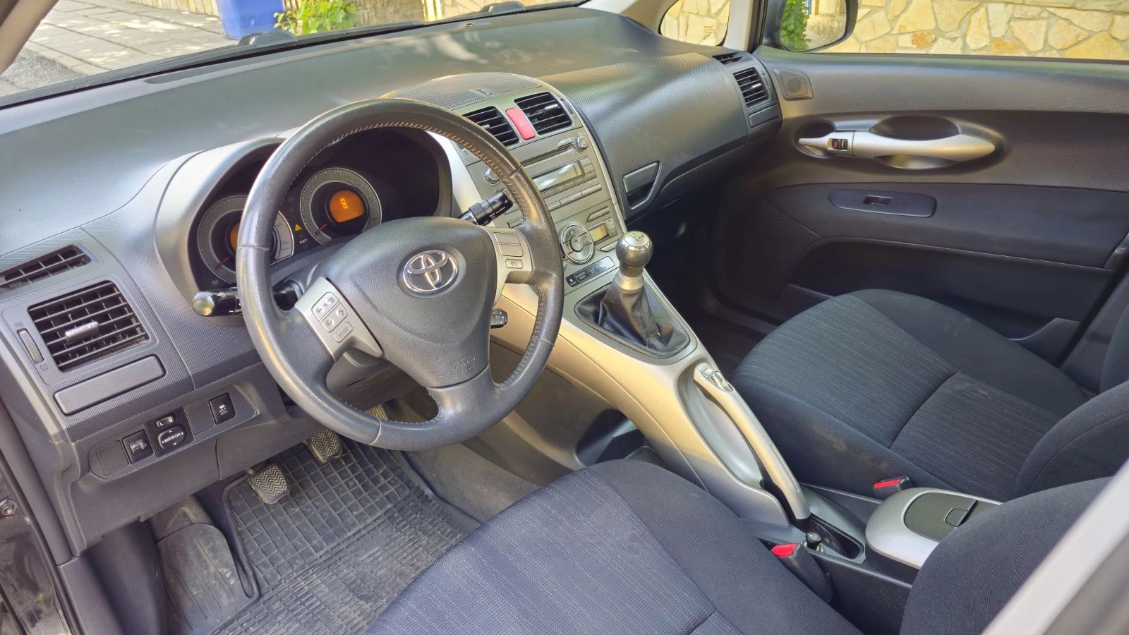 Toyota Auris 1.6, снимка 10 - Автомобили и джипове - 55244684