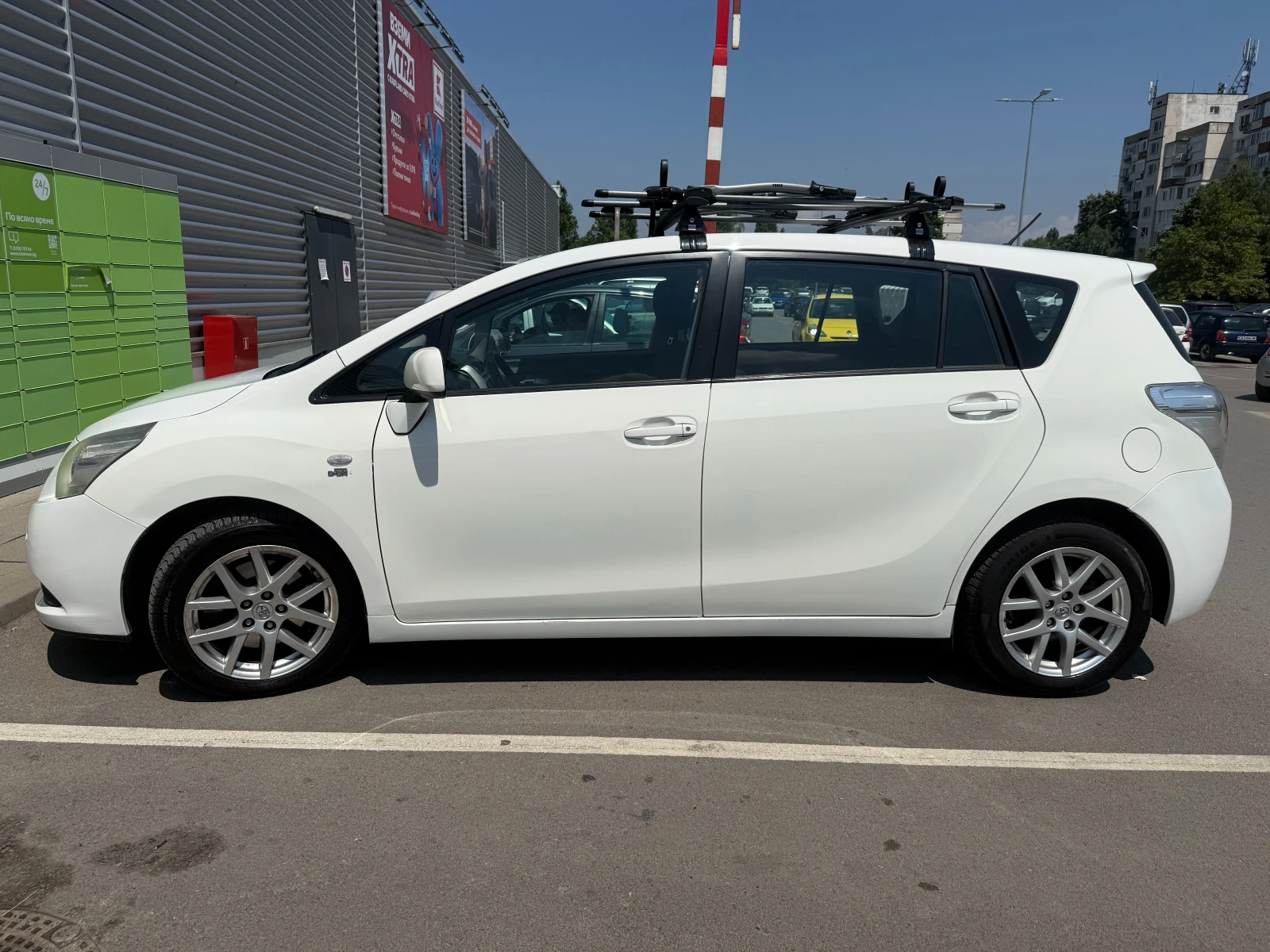 Toyota Verso 2.2 D-4D Executive, снимка 4 - Автомобили и джипове - 55374135
