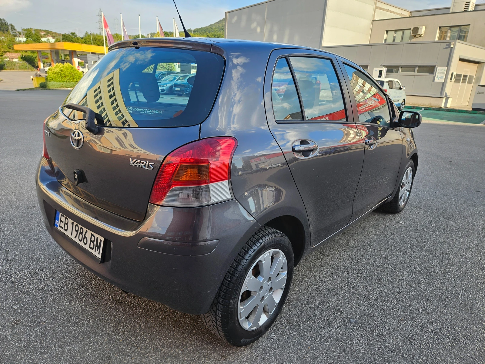 Toyota Yaris 1.33 DUAL VVT-I ПЕРФЕКТНА, снимка 3 - Автомобили и джипове - 55943462