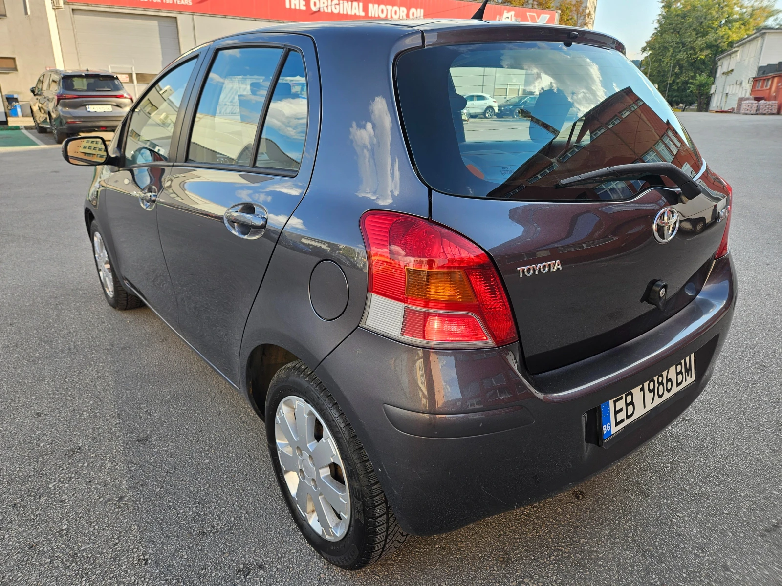 Toyota Yaris 1.33 DUAL VVT-I ПЕРФЕКТНА, снимка 6 - Автомобили и джипове - 55943462