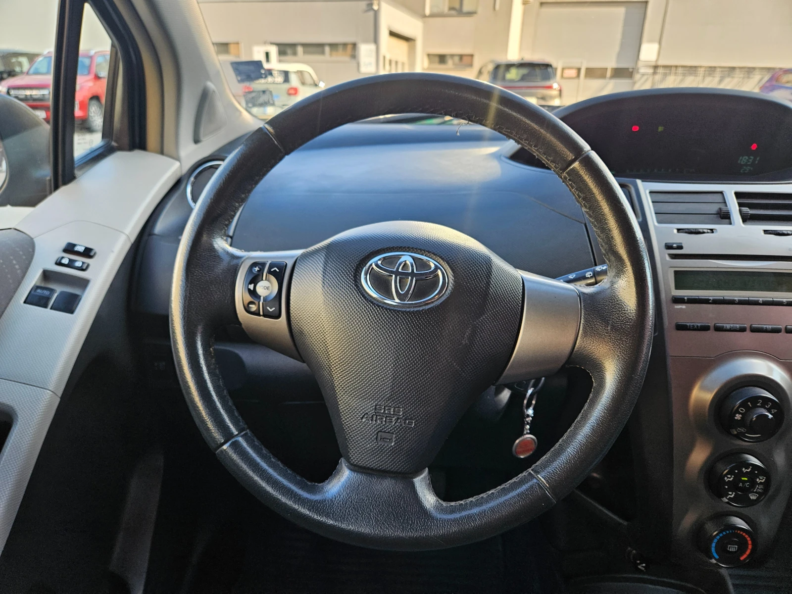 Toyota Yaris 1.33 DUAL VVT-I ПЕРФЕКТНА, снимка 14 - Автомобили и джипове - 55943462