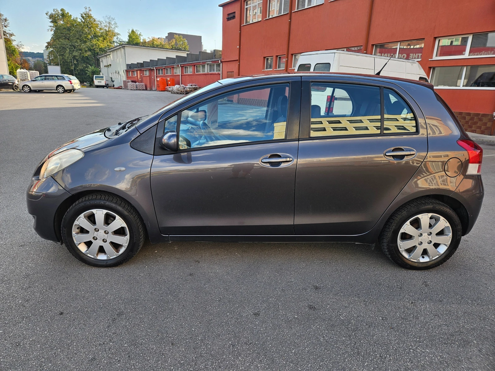 Toyota Yaris 1.33 DUAL VVT-I ПЕРФЕКТНА, снимка 7 - Автомобили и джипове - 55943462