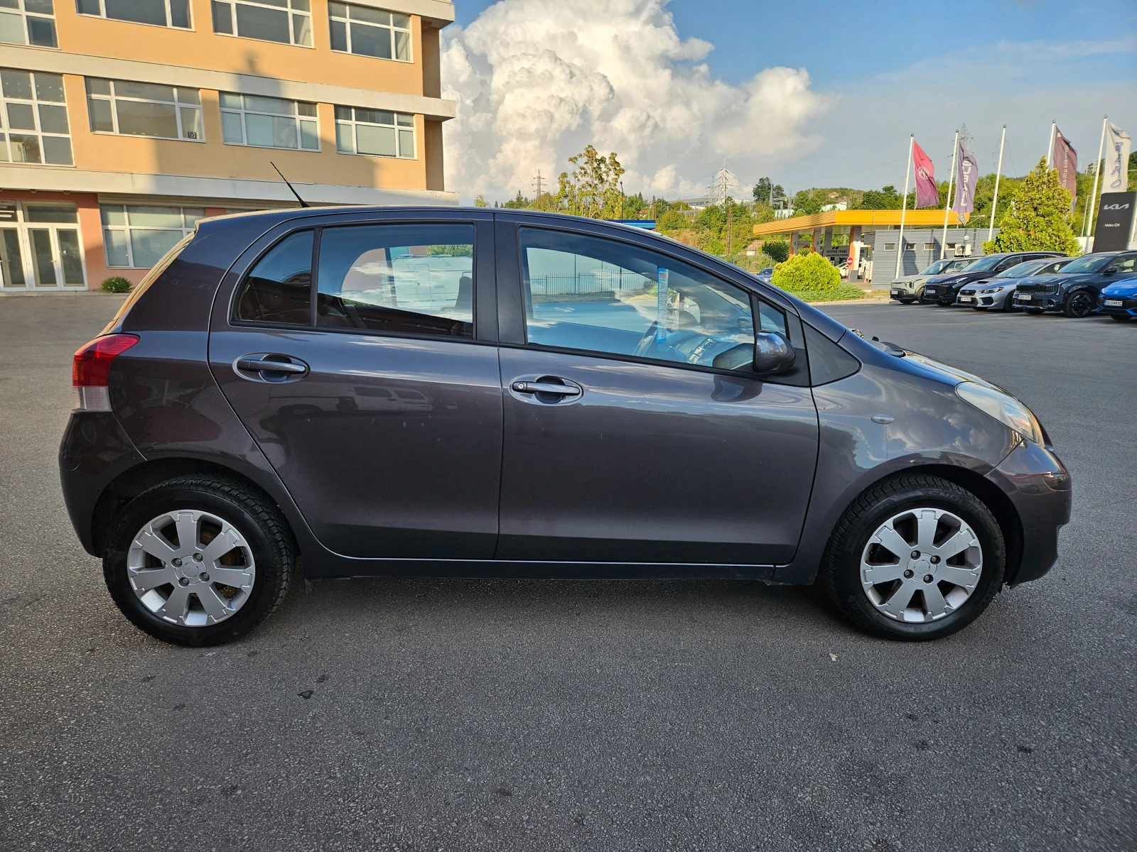 Toyota Yaris 1.33 DUAL VVT-I ПЕРФЕКТНА, снимка 2 - Автомобили и джипове - 55943462