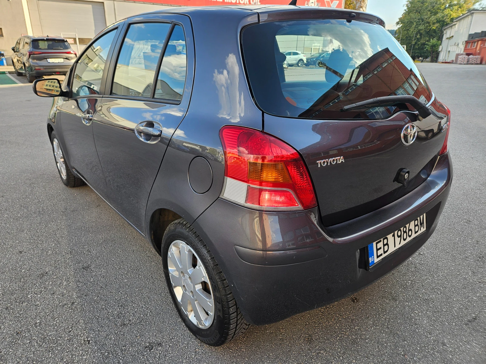 Toyota Yaris 1.33 DUAL VVT-I ПЕРФЕКТНА, снимка 5 - Автомобили и джипове - 55943462