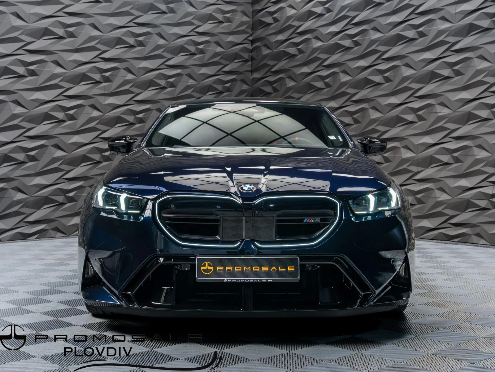BMW M5 G90* XDRIVE* B&W* 360CAM* PANO* GLOW* , снимка 2 - Автомобили и джипове - 56304434