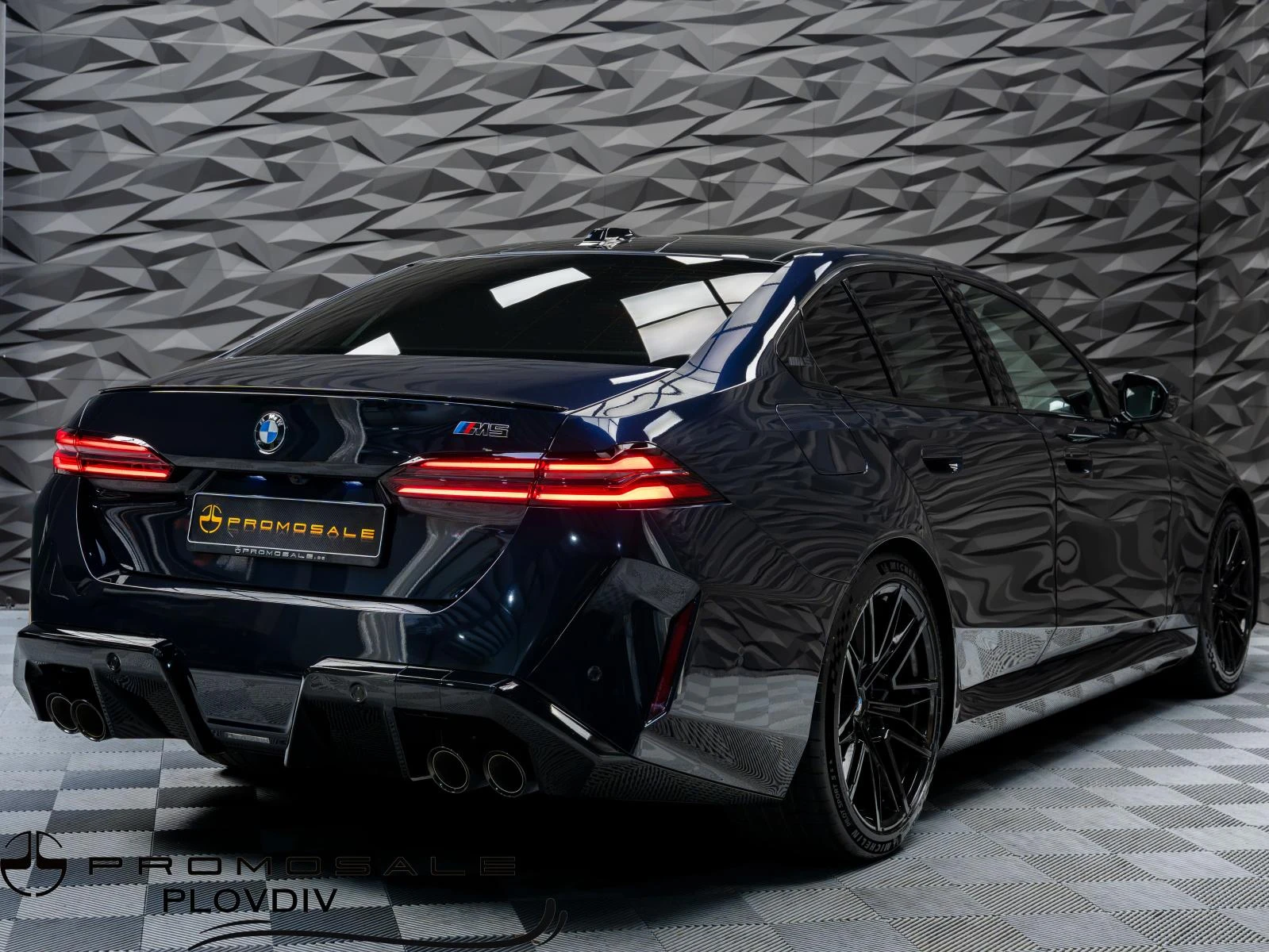 BMW M5 G90* XDRIVE* B&W* 360CAM* PANO* GLOW* , снимка 3 - Автомобили и джипове - 56304434