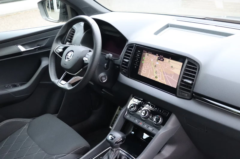 Skoda Karoq SPORT/4x4/2.0d/150HP/CARPLAY/CAM/NAVI/173D, снимка 10 - Автомобили и джипове - 52224877