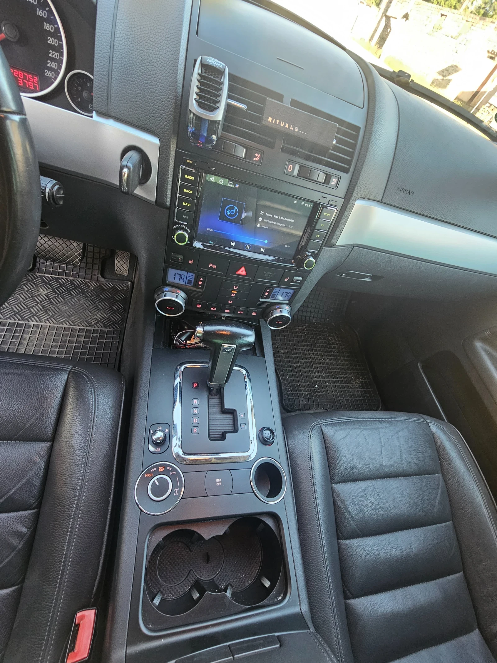 VW Touareg, снимка 4 - Автомобили и джипове - 54964100