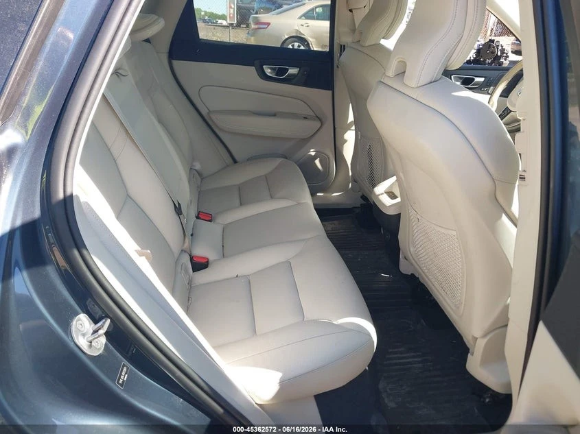 Volvo XC60 * B5* PLUS* DARK* ПАНО* KEYLESS* Camera* ПОДГРЕВ* , снимка 12 - Автомобили и джипове - 55434636