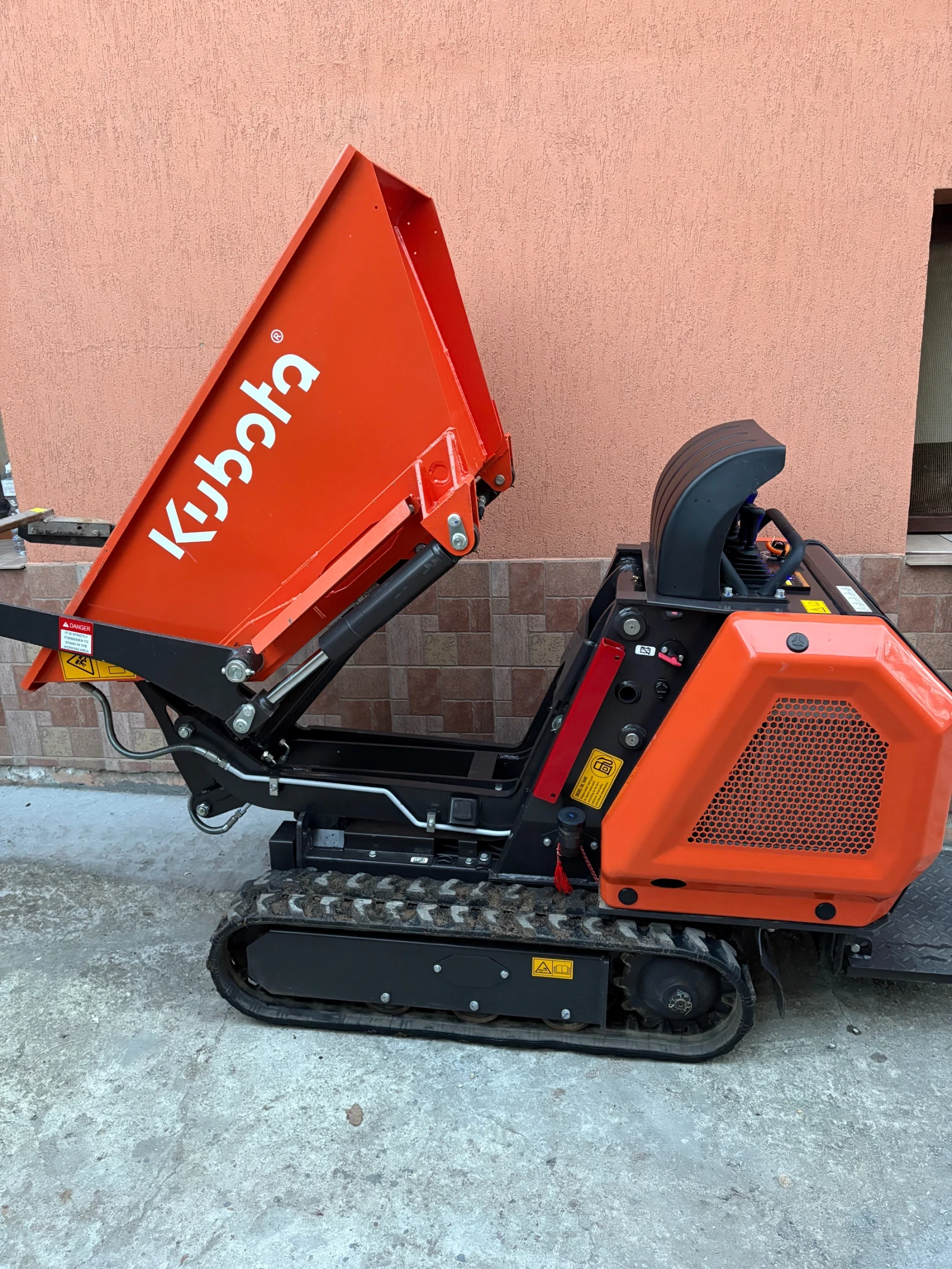 Мини челни товарачи Kubota Дъмпер