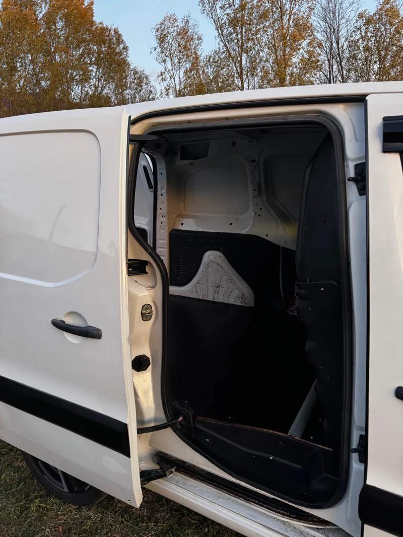 Citroen Berlingo 1.6 HDI Товарен 2+ 1, снимка 11 - Автомобили и джипове - 48145284