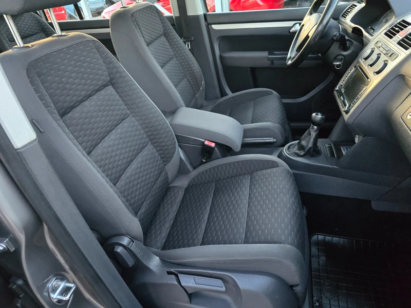 VW Touran 1.9 TDI  КЛИМАТРОНИК !! РЕАЛНИ КИЛОМЕТРИ, снимка 13 - Автомобили и джипове - 53174007