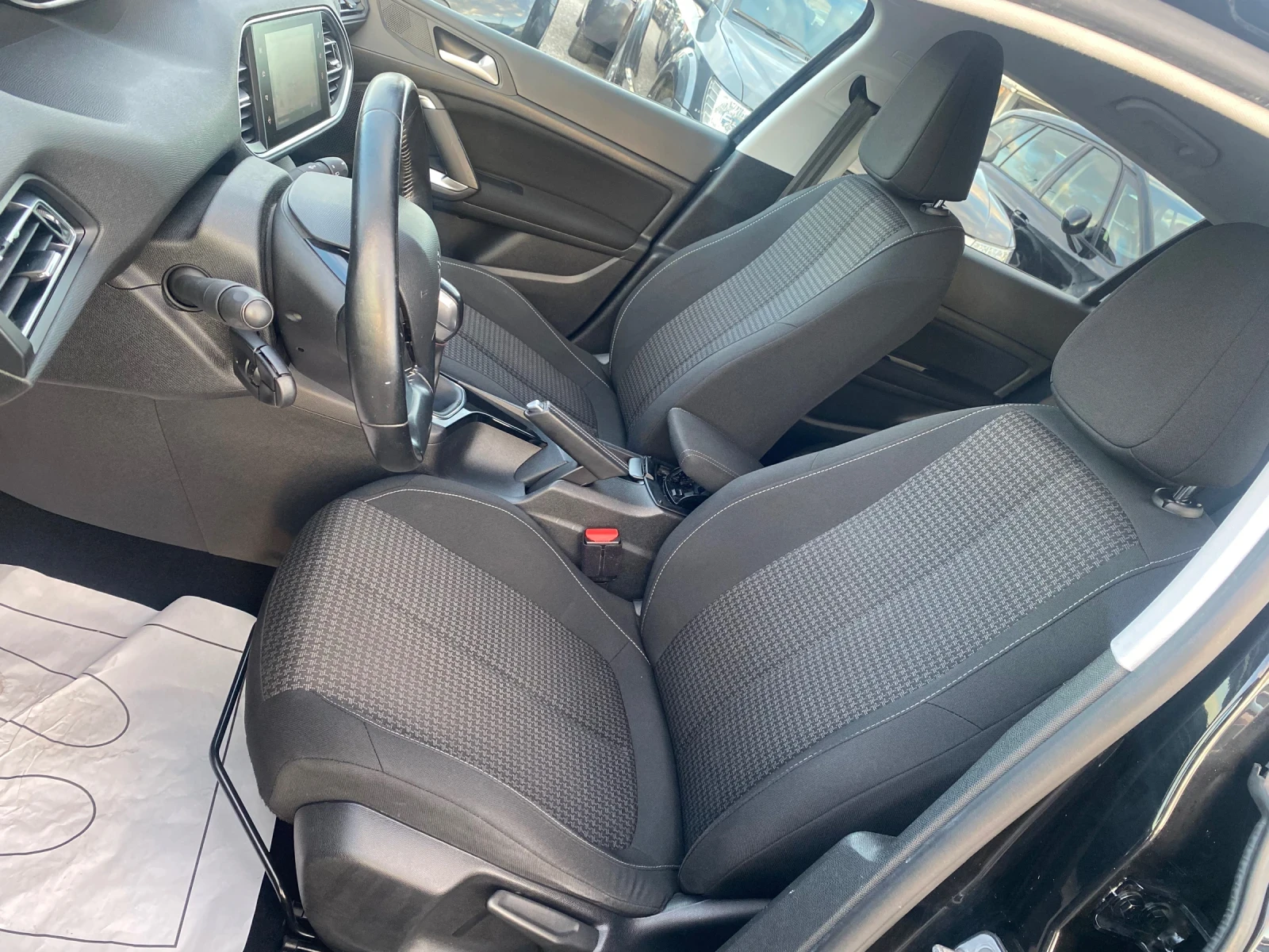 Peugeot 308 2017 1.2i Turbo150888km Evro6B NAVI  - изображение 6