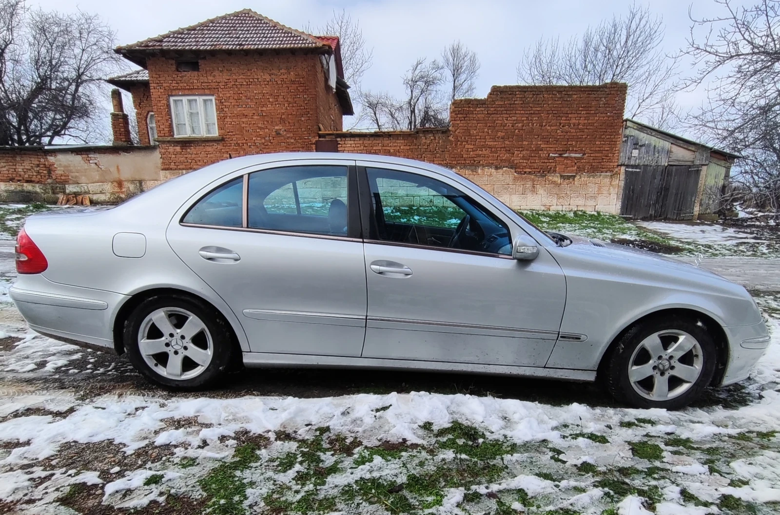 Mercedes-Benz E 220, снимка 5 - Автомобили и джипове - 56427108