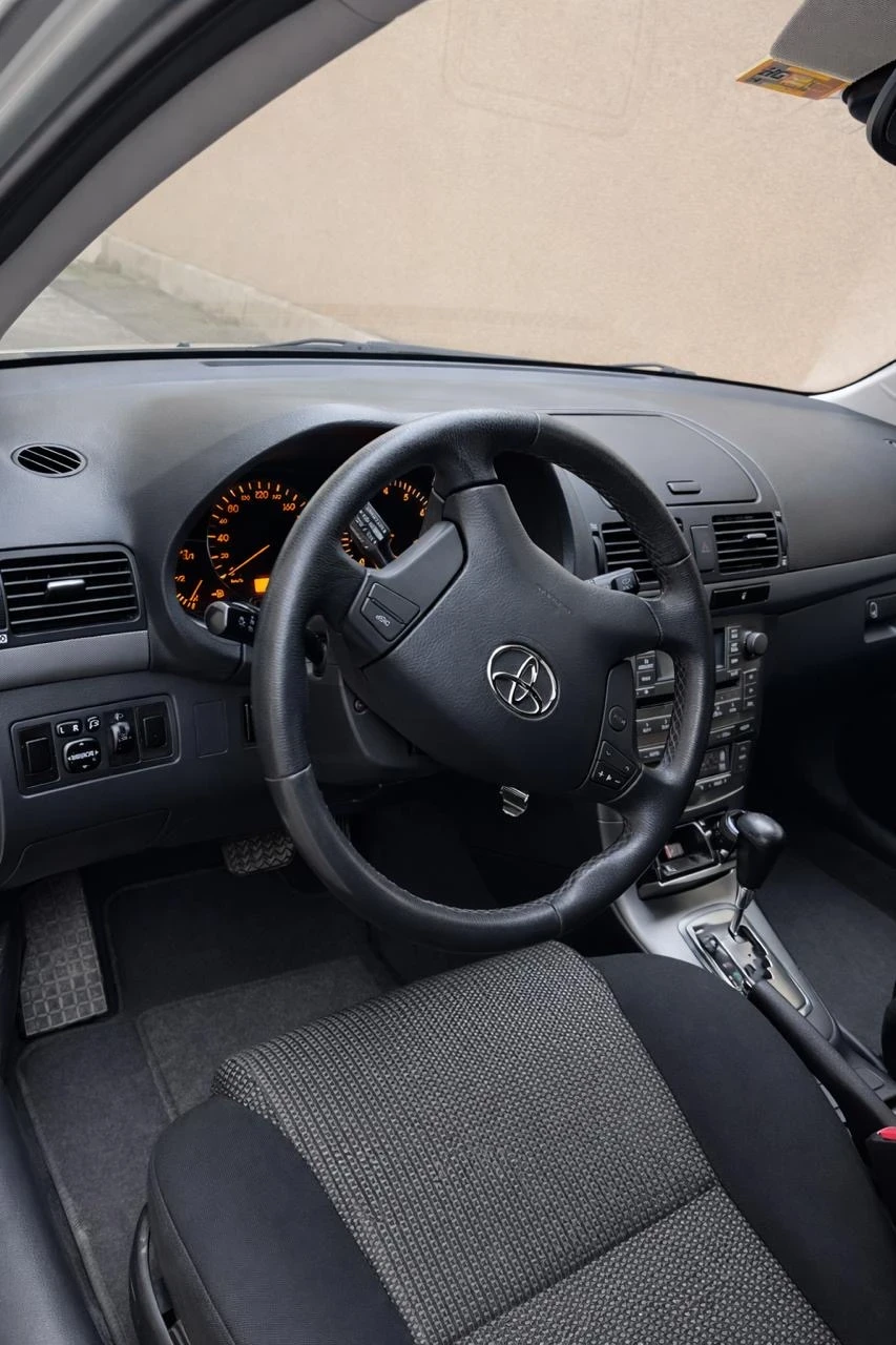 Toyota Avensis 2.4 VVTI, снимка 15 - Автомобили и джипове - 54837852