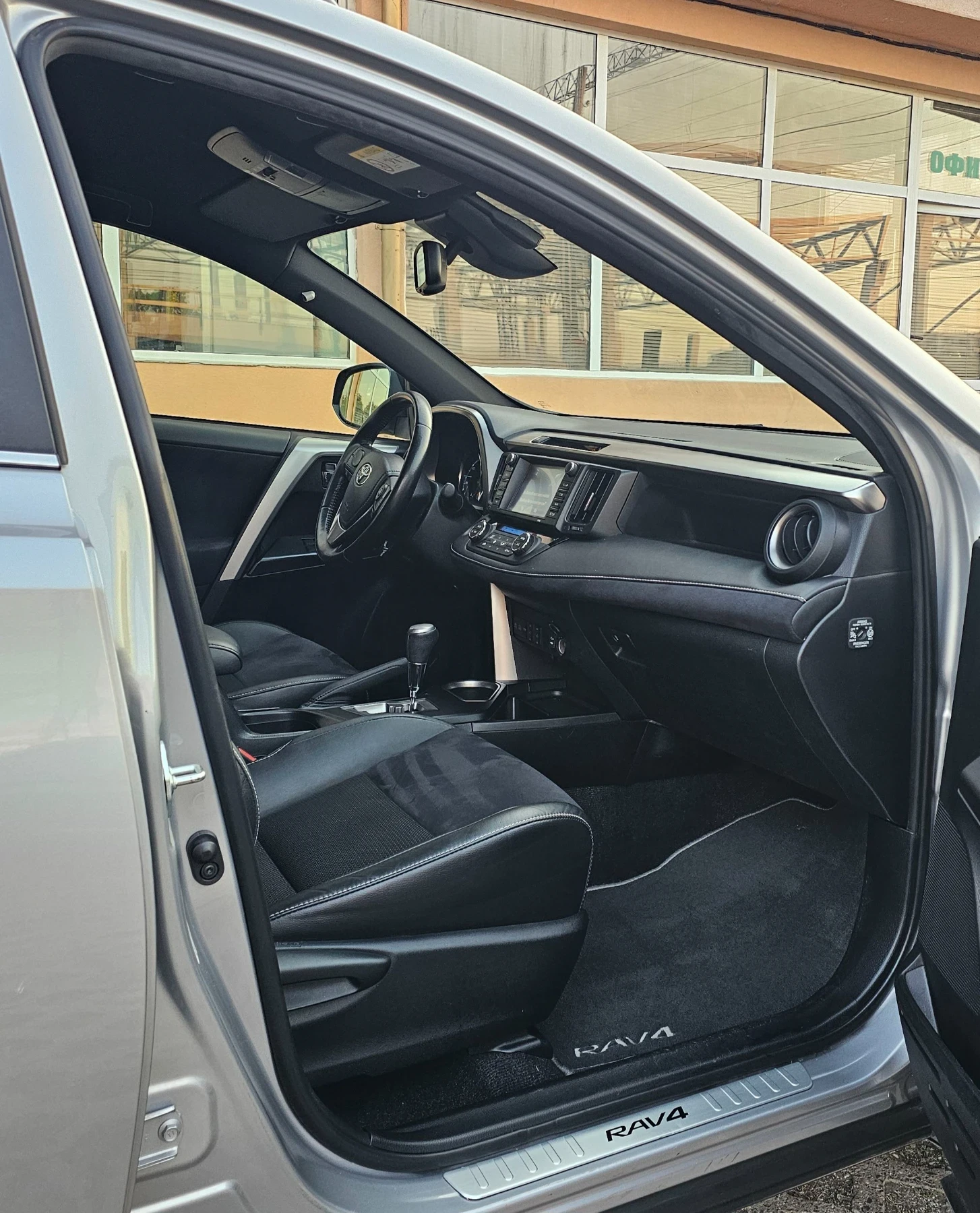 Toyota Rav4 2.5 Hybrid Style Facelift , снимка 9 - Автомобили и джипове - 55579483