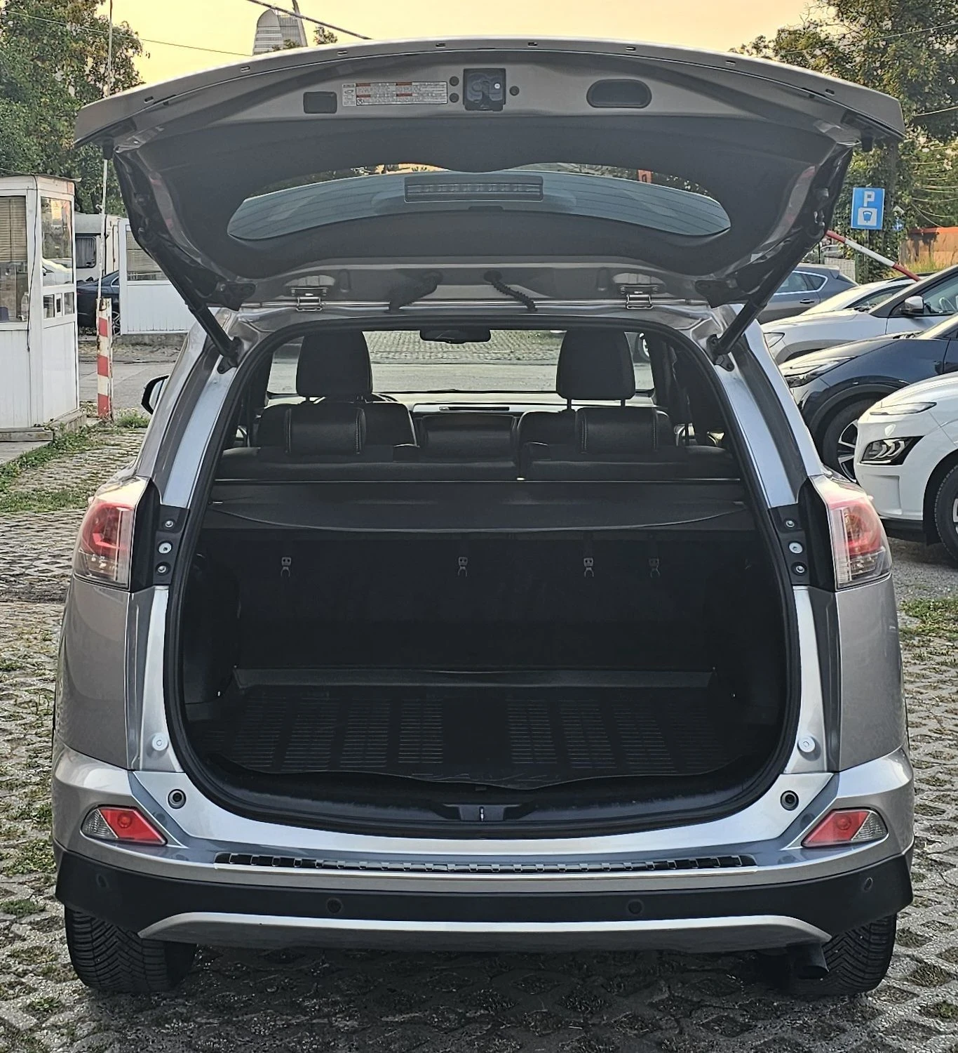Toyota Rav4 2.5 Hybrid Style Facelift , снимка 5 - Автомобили и джипове - 55579483