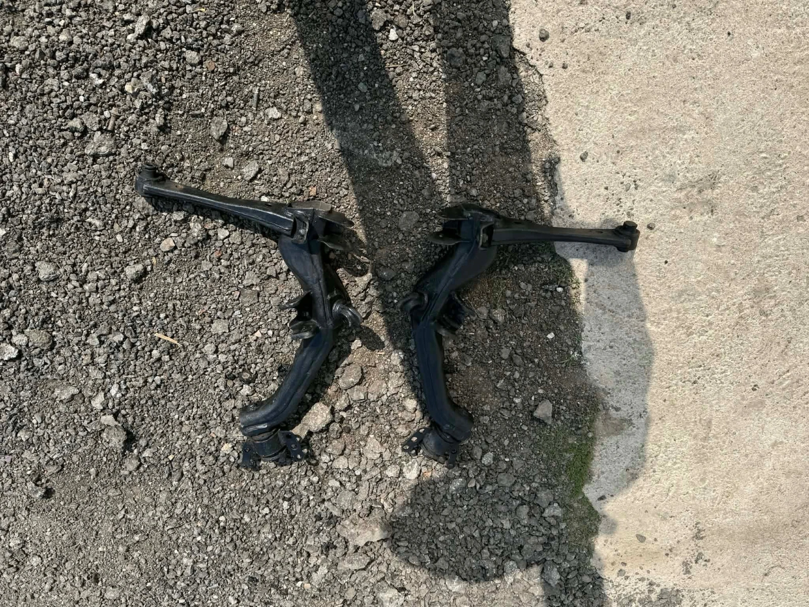 Toyota Avensis Комплект 2 броя задни носачи за т25 2003-2009