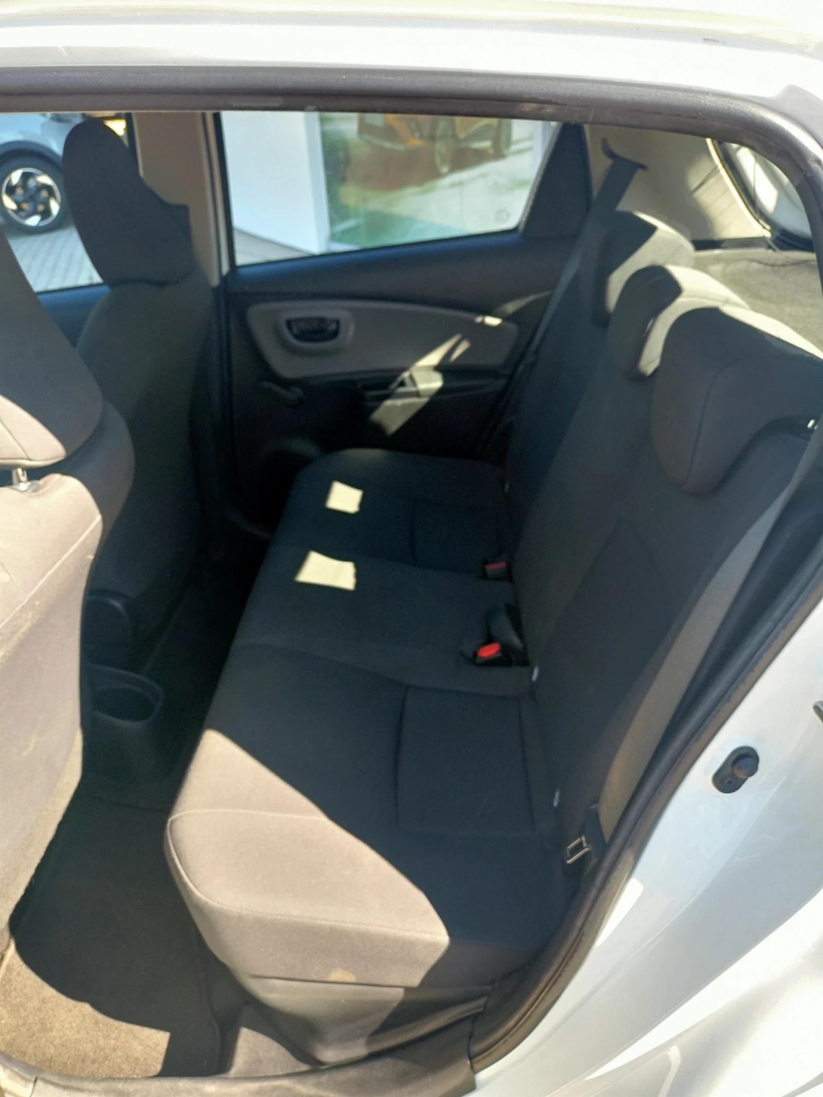 Toyota Yaris 1.5 VVT-i Hybrid e-CVT, снимка 12 - Автомобили и джипове - 56067158