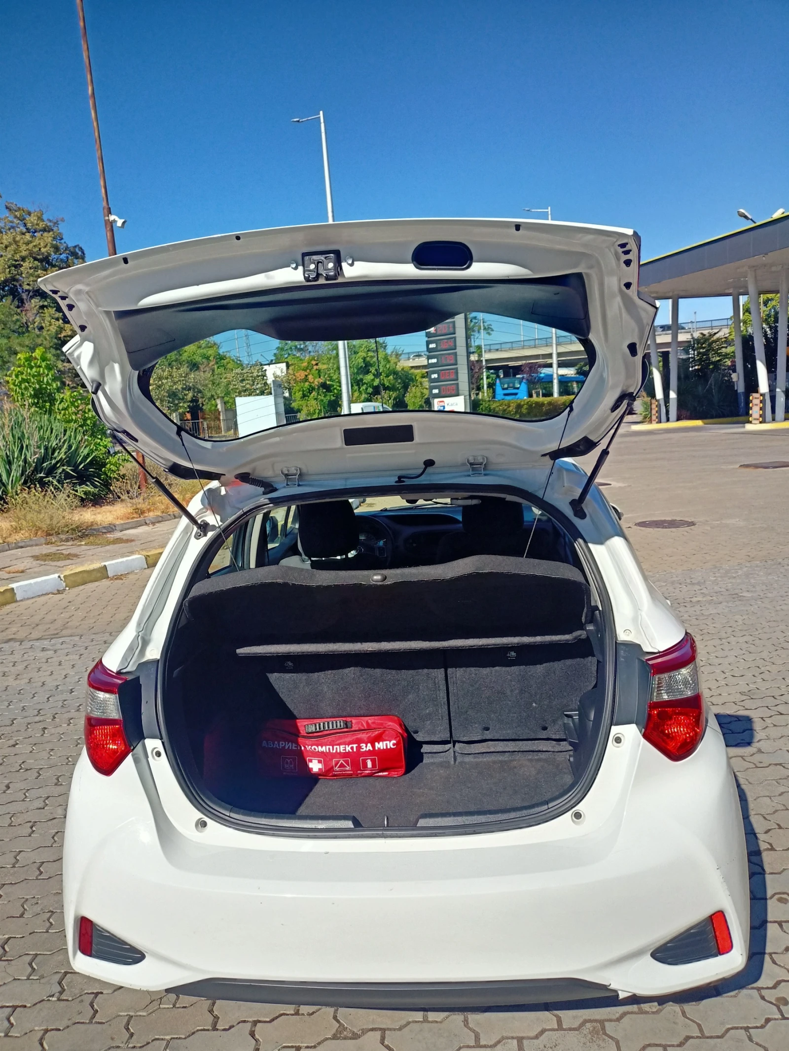 Toyota Yaris 1.5 VVT-i Hybrid e-CVT, снимка 5 - Автомобили и джипове - 56067158