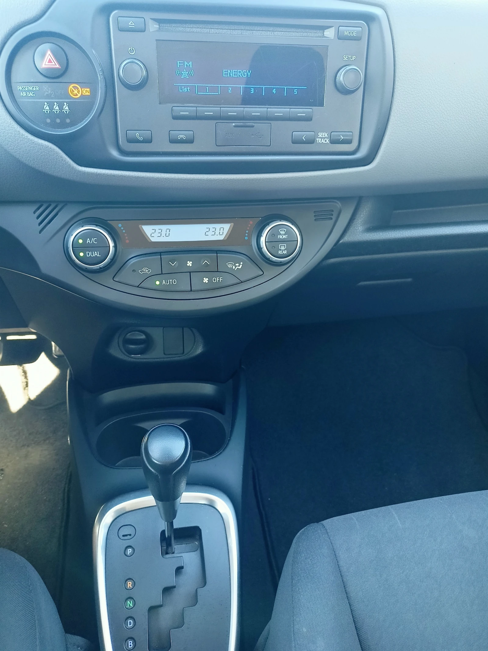 Toyota Yaris 1.5 VVT-i Hybrid e-CVT, снимка 11 - Автомобили и джипове - 56067158
