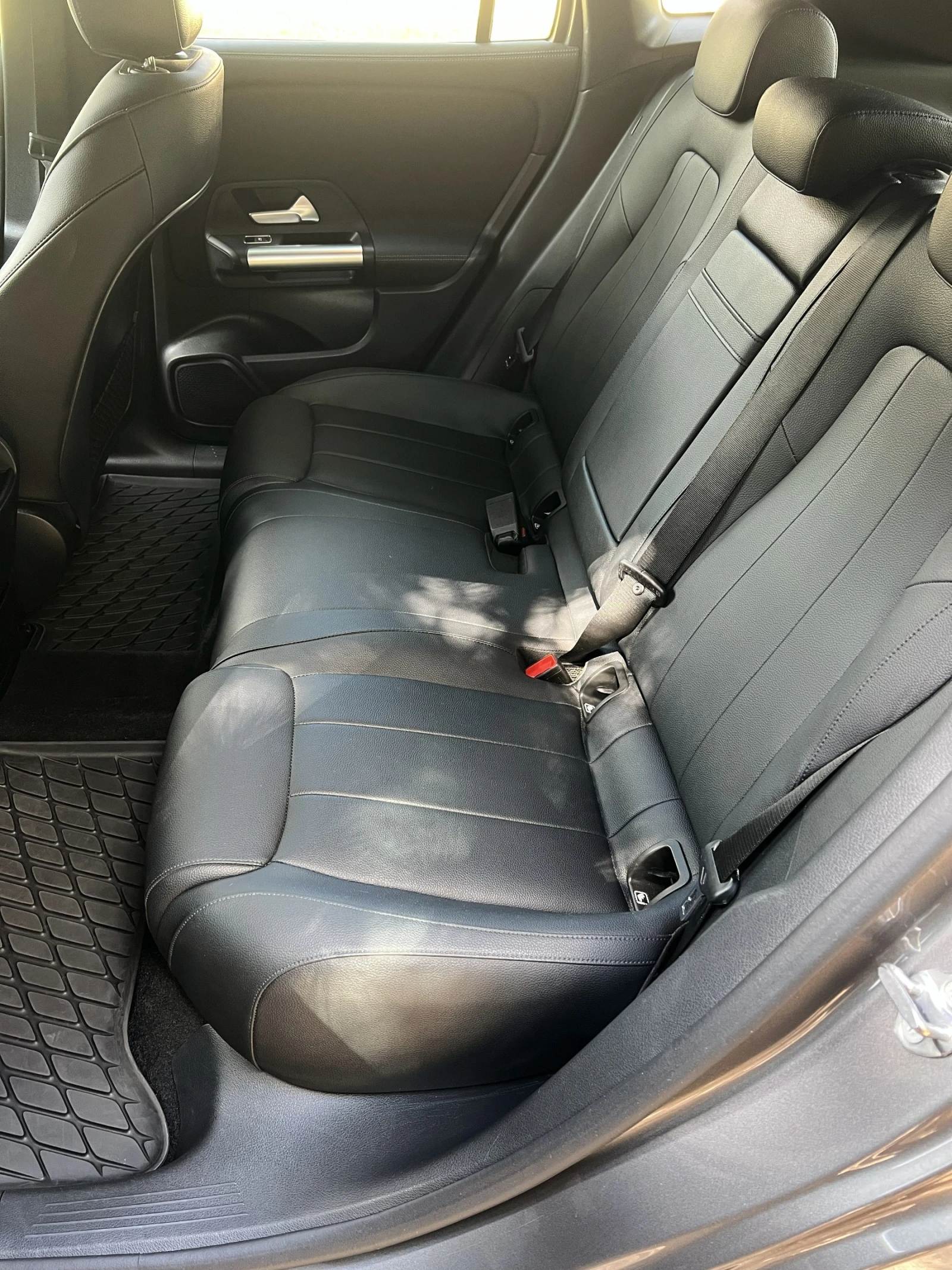 Mercedes-Benz EQA 300, снимка 13 - Автомобили и джипове - 55250409